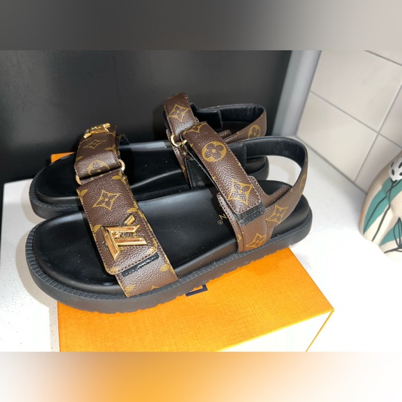 Authenticate Louis Vuitton slides only worn about three times size 39 - Picture 4 of 5